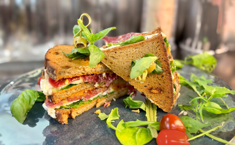 CLUB SANDWICH MAGRET FUMÉ SAUCE PESTO ROSSO